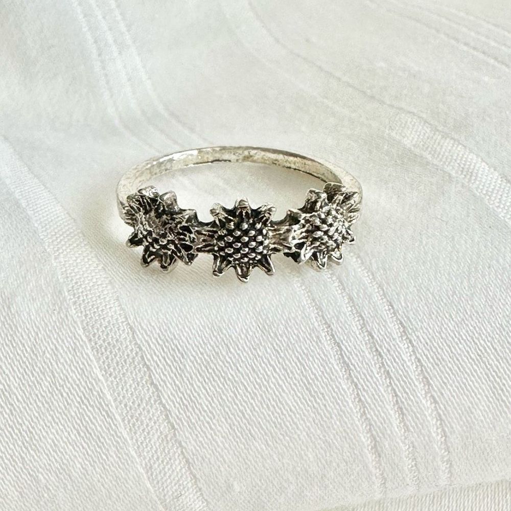 Intricate sunflower design ring size 5